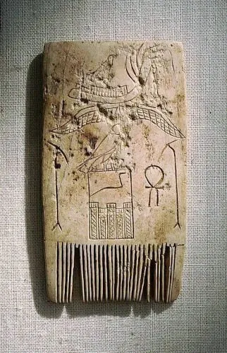 Comb with the name of Djet